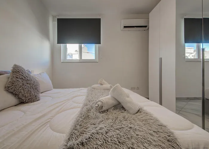 Location 3br Paceville, St George Bay Apartment Pembroke