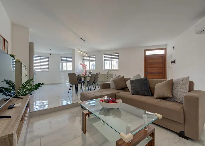 Apartment Location 3br Paceville, St George Bay