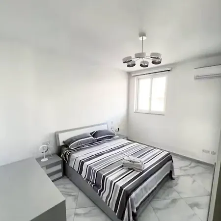 Apartment Steps To Sun & Fun - 3br Next To Paceville & St George's Bay *