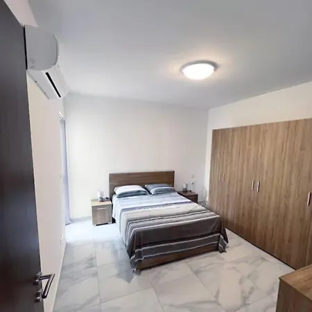 Steps To Sun & Fun - 3br Next To Paceville & St George's Bay Apartment Pembroke