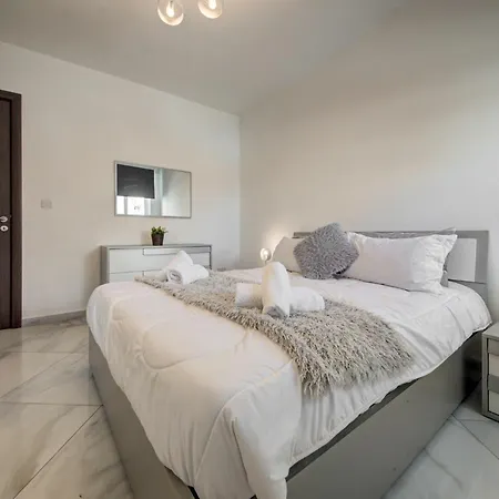Steps To Sun & Fun - 3br Next To Paceville & St George's Bay