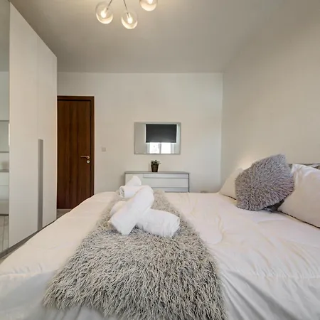 Steps To Sun & Fun - 3br Next To Paceville & St George's Bay Apartment *