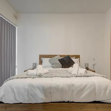 Apartment Steps To Sun & Fun - 3br Next To Paceville & St George's Bay *