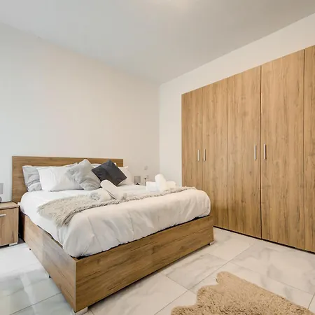 Steps To Sun & Fun - 3br Next To Paceville & St George's Bay *