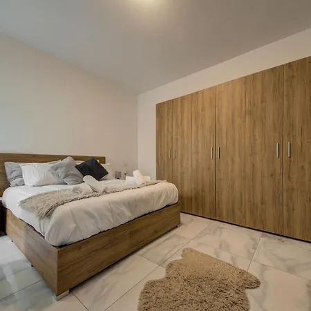 Apartment Steps To Sun & Fun - 3br Next To Paceville & St George's Bay Pembroke