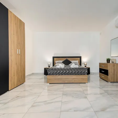Steps To Sun & Fun - 3br Next To Paceville & St George's Bay *