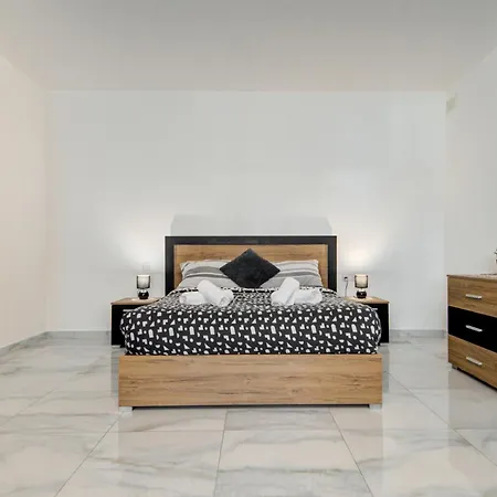 Steps To Sun & Fun - 3br Next To Paceville & St George's Bay