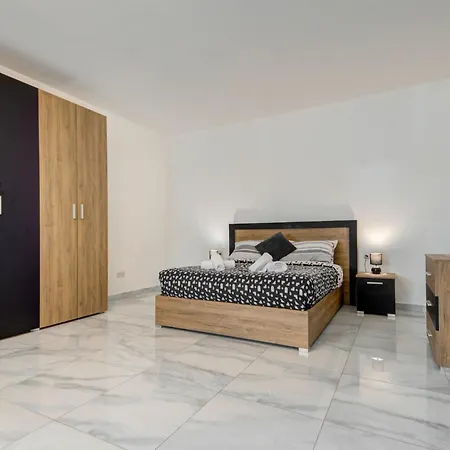 Steps To Sun & Fun - 3br Next To Paceville & St George's Bay Apartment