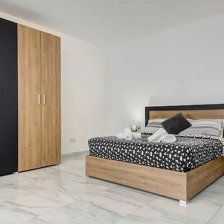 Location 3br Paceville, St George Bay * Pembroke