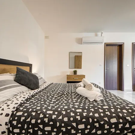 Apartment Steps To Sun & Fun - 3br Next To Paceville & St George's Bay Pembroke