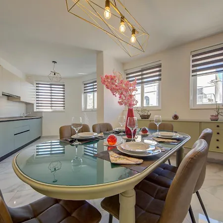 Steps To Sun & Fun - 3br Next To Paceville & St George's Bay Apartment