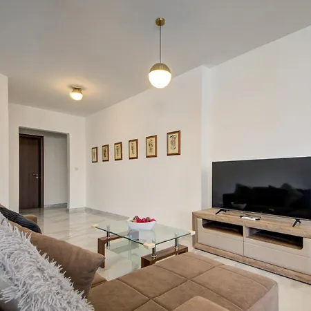 Steps To Sun & Fun - 3br Next To Paceville & St George's Bay Apartment