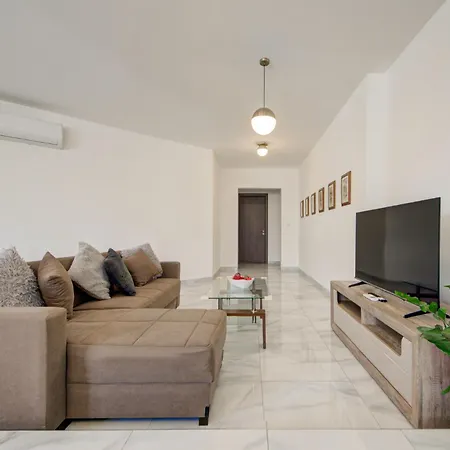 Steps To Sun & Fun - 3br Next To Paceville & St George's Bay Apartment Pembroke