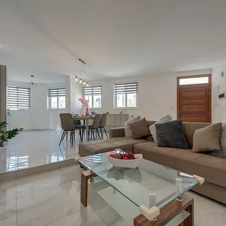 Apartment Steps To Sun & Fun - 3br Next To Paceville & St George's Bay
