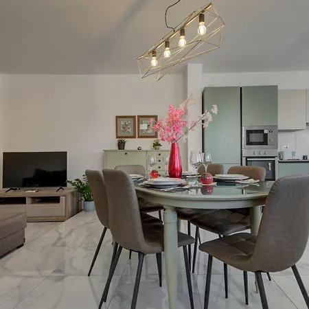 Apartment Steps To Sun & Fun - 3br Next To Paceville & St George's Bay *