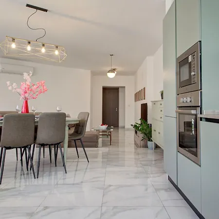 Steps To Sun & Fun - 3br Next To Paceville & St George's Bay *