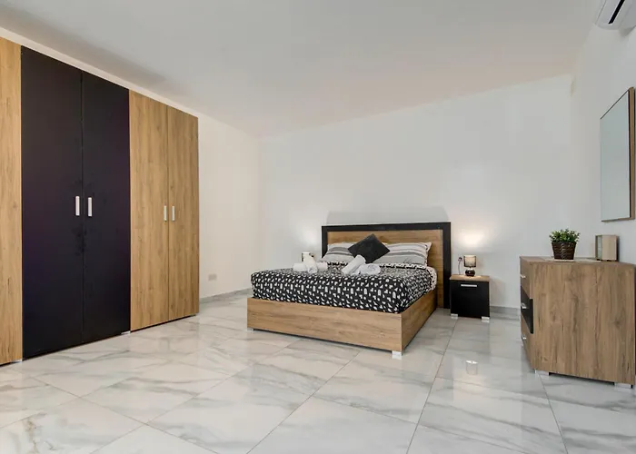 Location 3br Paceville, St George Bay شقة