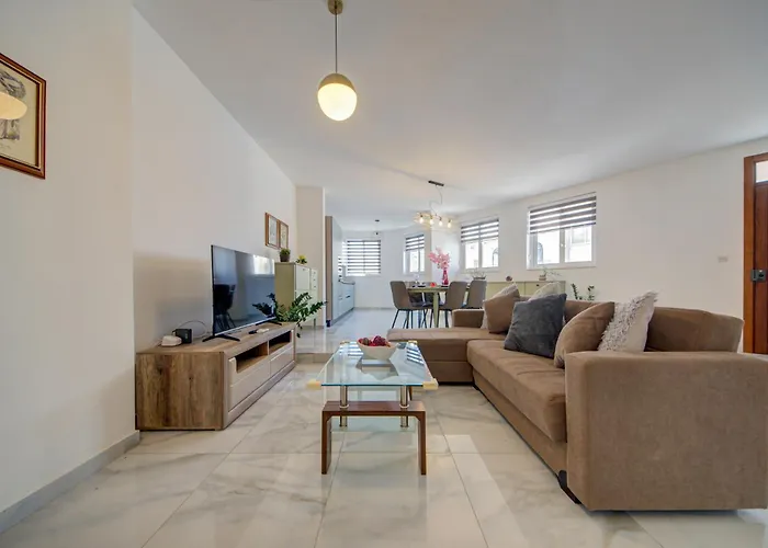 Location 3br Paceville, St George Bay * Pembroke